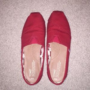 NEW WITHOUT TAGS RED TOMS SIZE 9